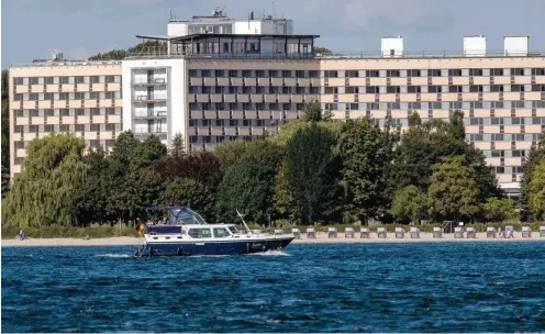  ?? Foto: dpa/Jens Büttner ?? September 2017: Das Müritz-Hotel in Klink ist zur Sprengung vorbereite­t.