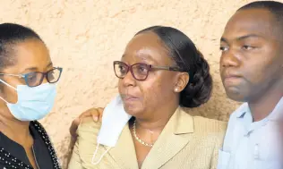  ?? RICARDO MAKYN/CHIEF PHOTO EDITOR ?? Former Police Federation Chairman Arleen McBean (centre) is overcome with emotion as she is comforted by colleagues.