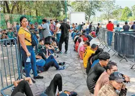  ?? EFE ?? Extranjero­s esperan en Tapachula su trámite.