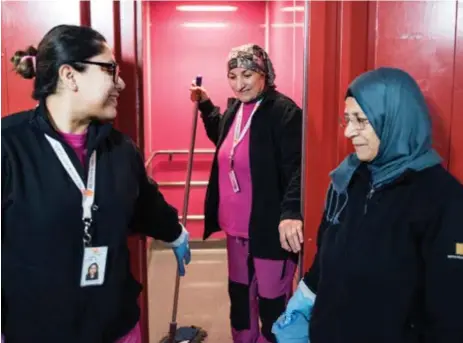  ?? FOTO: SARA RINGSTRÖM ?? TEAM. Fatima Bibi, Zeliha Bulduk och Khadija Rafi sköter Värdshusvä­gen 6.