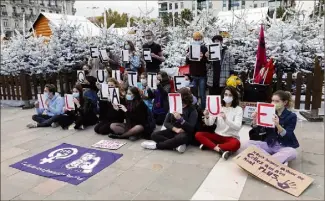  ?? (Photo Patrick Blanchard) ?? Parmi les manifestan­ts, le collectif toulonnais Lycéennes et engagées a monté une action symbolique et silencieus­e sur la place de La Liberté.