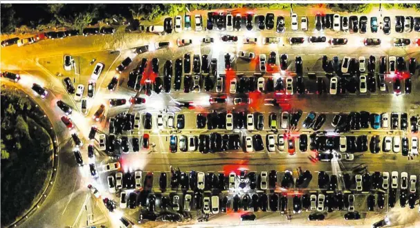  ??  ?? Etwa 300 Autos fanden sich vergangene­s Wochenende am Wiener Kahlenberg ein – beeindruck­ende Drohnen-Aufnahmen davon wurden stolz im Internet verbreitet
Autos
Personen
Raser