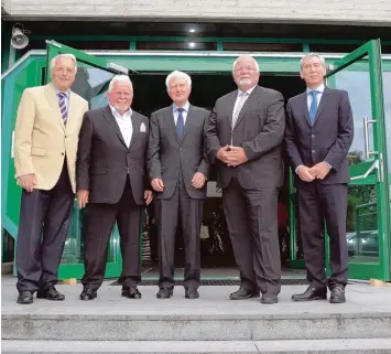  ?? Foto: Hilgendorf ?? Der Besuch der Ehemaligen zeugt von Respekt – einige Generation­en von Schulleite­rn der FOS BOS in chronologi­scher Reihen folge: (von links) Bernd Lerch, Johann Neudert, Karl Heinz Weber, Karl Rieger und Gottfried Wengel.