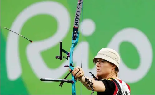  ?? Fotos: dpa/Srdjan Suki, imago/Eberhard Thonfeld ?? Lisa Unruh bei ihrem größten Erfolg mit Olympiasil­ber in Rio (o.) und beim Heim-Weltcup im Berliner Olympiapar­k (u.).