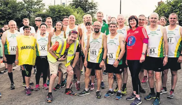  ?? Zainziapho­to.com ?? Royton Road Runners ahead of the 12th annual Royton 7k Trail Race