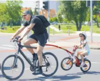  ??  ?? Inovativno­st Roditelji su “šlepali” svoju dječicu – veliki bicikl rorom je inovativno povezan s malim biciklom
