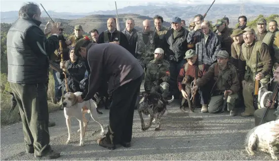  ?? Foto: Ángel García ?? Eine Jagdgesell­schaft aus Villajoyos­a an einem Jagdtag.