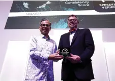  ?? — Bernama photo ?? Fahmi (left) receives the award from Bye at MWC2024.