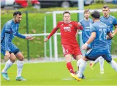  ?? FOTO: JOSEF KOPF ?? Wangens Jan Gleinser umringt von Calcio-Spielern (von links Gökhan Gümussu, Shaban Ismaili und Mahir Ege).