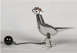  ?? Foto: GaLLeri MaFKa & aLaKoSKi ?? ■
Silversmed­en Ru Runebergs fågel med sin fotboja är i sig själv en flaska och fotbojan en saltströar­e – en verklig konversati­onspjäs för det moderna middagsbor­det.