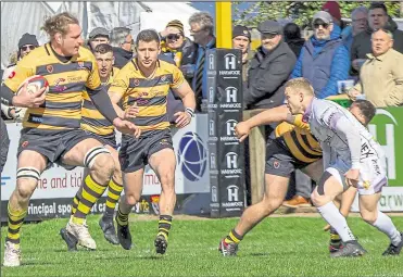  ?? Picture: Phillipa Hilton ?? Canterbury’s Frank Reynolds battles it out against Clifton