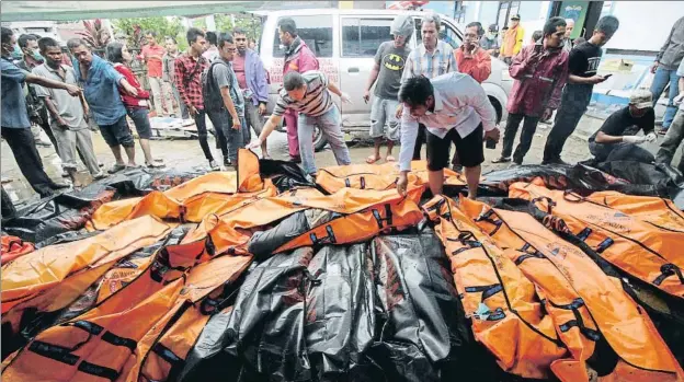  ?? DEMY SANJAYA / AFP ?? Bolsas con cadáveres ayer en la zona de la turística playa de Carita, en la isla de Java