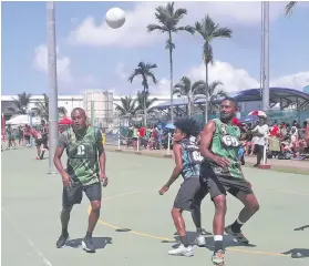  ?? Photo: Sereana Salalo ?? Action from the Lomaiviti - USP men’s quarter final match during the Suva Netball Associatio­n league competitio­n at the National Netball Center, on September 26, 2020.