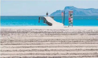  ?? Foto: Efe ?? Vista de la playa de Alcudia (Mallorca) tras su puesta a punto para recibir turistas.