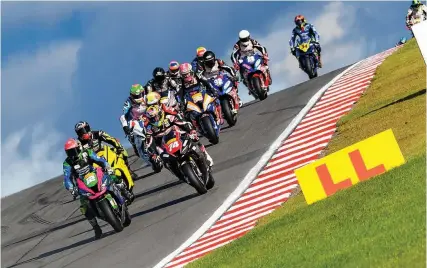  ?? Picture: Camipix Photograph­y ?? Luke Hedger (No 12) leads a group of riders at Donington