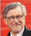  ?? FOTOS: DPA/AFP ?? Drei Regisseure aus drei Generation­en (von links) Christophe­r Nolan, der per Handy zugeschalt­ete Jean-Luc Godard und Steven Spielberg.