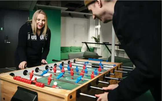  ?? ?? ■ Ett bra kontor ska ha platser för umgänge som inte har direkt med jobbet att göra, tycker Anne Tulonen-Ruikka och Jukka Auer. Som det här fotbollssp­elet.