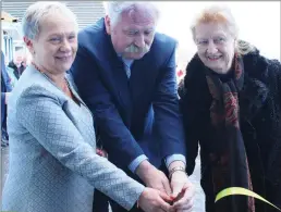  ??  ?? Maire Bn Uí Bhriain (Chairperso­n Board of Management), Padraig Mac An Fhailligh, and Bn Uí Loingsigh cutting the ribbon at the opening of the new Extension at Gaelscoil Thomais Dáibhís.