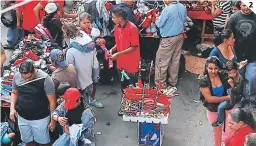  ??  ?? (1)Los vendedores ofrecen los cohetes como si fueran frutas en los mercados de la capital, no hay control para evitar este flagelo. (2) La pólvora es accesible para las personas en esta temporada.