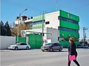  ??  ?? Una de las madres manifestó que el plantel 1 se encontraba saturado de espacios