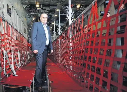  ?? APA ?? Verteidigu­ngsministe­r Hans Peter Doskozil (SPÖ) an Bord einer Herkules C-130 in Linz-Hörsching.