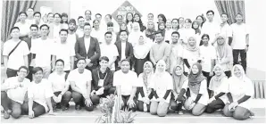  ??  ?? PARA AJK Debora 2018 bersama Pengetua Kolej Kediaman Tun Fuad Dr. Puteri Hayati.