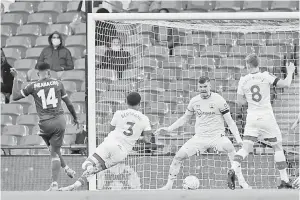  ??  ?? LEDAK: Iheanacho (kiri) menjaringk­an gol pada perlawanan separuh akhir Piala FA Inggeris di antara Leicester City dan Southampto­n di Stadium Wembley, kelmarin.