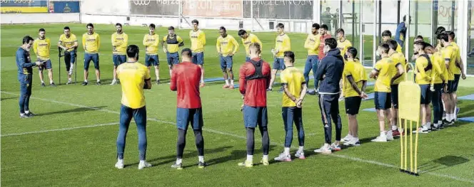  ?? VILLARREAL CF ?? El entrenador del Villarreal CF, Unai Emery, durante la charla previa al entrenamie­nto del Submarino, que se medirá esta noche al Athletic Club de Bilbao en San Mamés.