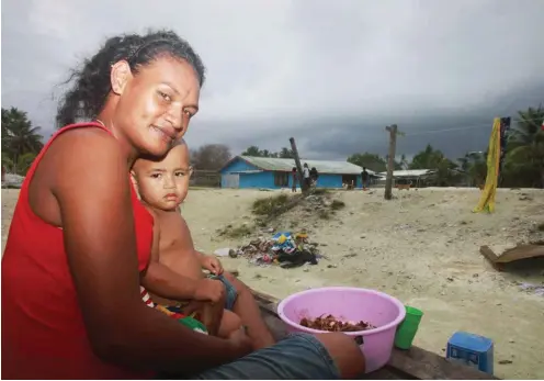  ?? Foto: Philipp Hedemann ?? Telika Hani fürchtet, dass der Anstieg des Meeresspie­gels das Leben auf Tuvalu für sie und ihren 15 Monate alten Sohn Joshua unmöglich macht.