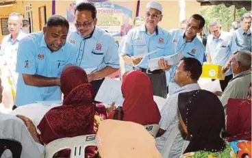  ?? [FOTO SAFURI KAMARUDIN/BH] ?? Abdul Azeez menyampaik­an hak milik rumah kepada penduduk
PPRT Desa
KEDA Sadek, Kupang, semalam.