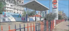  ??  ?? The blockade of the national highways by the United Naga Council has cut-off fuel supply to Manipur because of which petrol pumps across the capital remain closed. HT