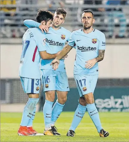  ?? FOTO: PEP MORATA ?? Deulofeu y Alcácer, que anotaron los dos primeros goles del Barça felicitan a Arnaiz, que metió el tercero ante el Murcia