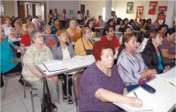  ??  ?? Las animadoras que integran la Asociación Nacional Pro Superación Personal A.C. Saltillo escucharon el programa de actividade­s que realizarán este ciclo.