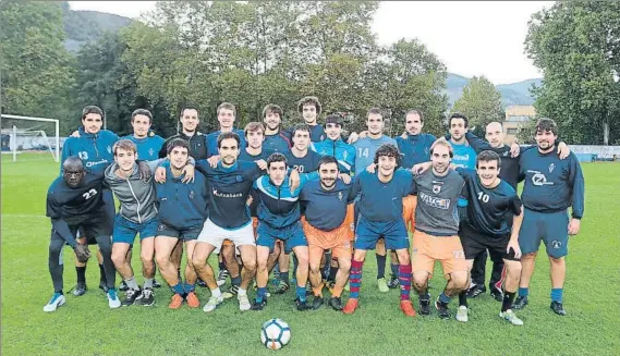  ?? FOTO: UNCITI ?? La plantilla del Bergara posa para MD minutos antes de iniciar el entrenamie­nto de ayer