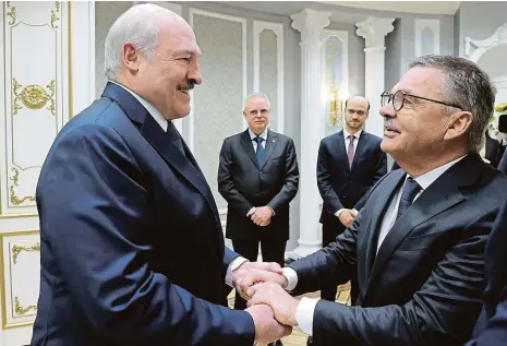  ?? Foto: ČTK ?? Konec vřelým vztahům? Běloruský prezident Alexandr Lukašenko (vlevo) a René Fasel, první muž Mezinárodn­í hokejové federace.
