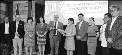  ??  ?? FAO Representa­tive in the Philippine­s José Luis Fernández and Senator Cynthia Villar mark the launch of the FAO Legislativ­e Advisory Group-Philippine­s with a symbolic exchange of tokens on Jan. 17 at the Makati Shangri-La Hotel. They were joined by...