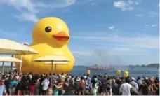  ?? STEVE RUSSELL/TORONTO STAR FILE PHOTO ?? The massive taxpayer-funded price tag of a giant rubber duck at Toronto’s harbour was the source of great controvers­y.