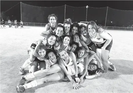  ??  ?? El plantel de Sociedad Sportiva A celebrando el pase a la final y la obtención de al menos el ascenso a la Liga B.