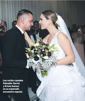  ??  ?? Los recién casados Salvador García y Krista Sansur en su esperado encuentro nupcial.