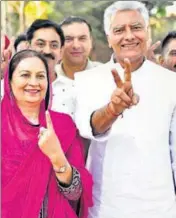  ?? HT PHOTO ?? Minister Aruna Chaudhary with Congress candidate Sunil Jakhar after voting at a polling station in Dinanagar.