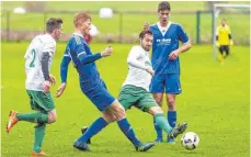  ?? FOTO: CHRISTIAN FLEMMING ?? Johannes Götze (Zweiter von links) und der TSV Schlachter­s besiegen die SpVgg Lindau mit 3:2.