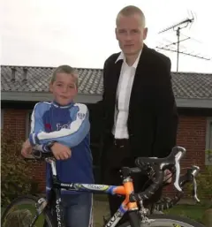  ?? FOTO: PER JENSEN ?? Michael Rasmussen og Mads Pedersen i 2005 i Tølløse, hvor de begge stammer fra. Rasmussen havde da netop vundet bjergtrøje­n i Tour de France.