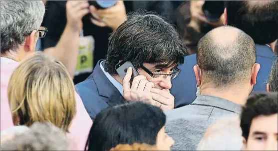  ?? IVAN ALVARADO / REUTERS ?? Carles Puigdemont hablando por teléfono en la manifestac­ión celebrada ayer en Barcelona