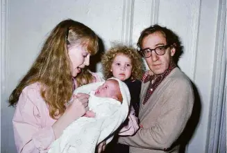  ?? David Mcgough/DMI/Time Life Pictures/Getty Images ?? Mia Farrow com o filho Satchel e Woody Allen com Dylan