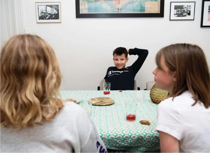  ?? Bilder: Daniel Stiller ?? Ina Asp-Helgudotti­r, Emil Larbi och Meja Zahn berättar om hur det är att gå på Änglagårds­skolan, där en majoritet av eleverna är killar.