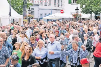  ?? RP-FOTO: ACHIM BLAZY ?? Prächtige Stimmung gestern Abend auf dem Marktplatz: Viele Ratinger waren in die Altstadt gekommen, um miteinande­r zu plaudern, ein Bierchen zu trinken und Musik zu hören.