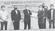  ??  ?? WATIKAH: Robert (tiga kiri) menyampaik­an watikah pelantikan kepada Jainus.