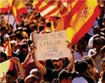  ?? FOTO: DPA ?? „Stolz, Katalane und Spanier zu sein“, hat dieser Demonstran­t in Barcelona auf sein Schild geschriebe­n.