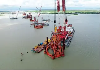  ??  ?? China Railway Major Bridge Engineerin­g Group se encargó de la construcci­ón del Puente Padma.