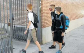  ?? Foto: Unai Beroiz ?? Estudiante­s del IES Askatasuna, con mascarilla­s.